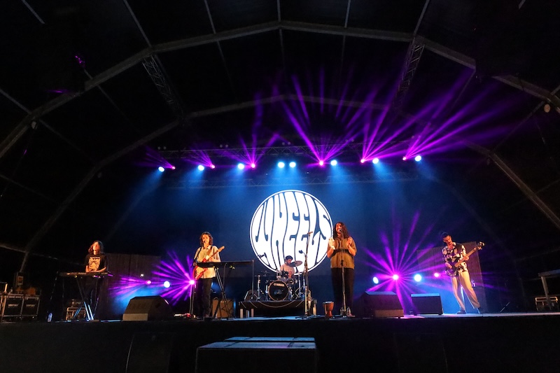 Performance ao vivo com Wheels